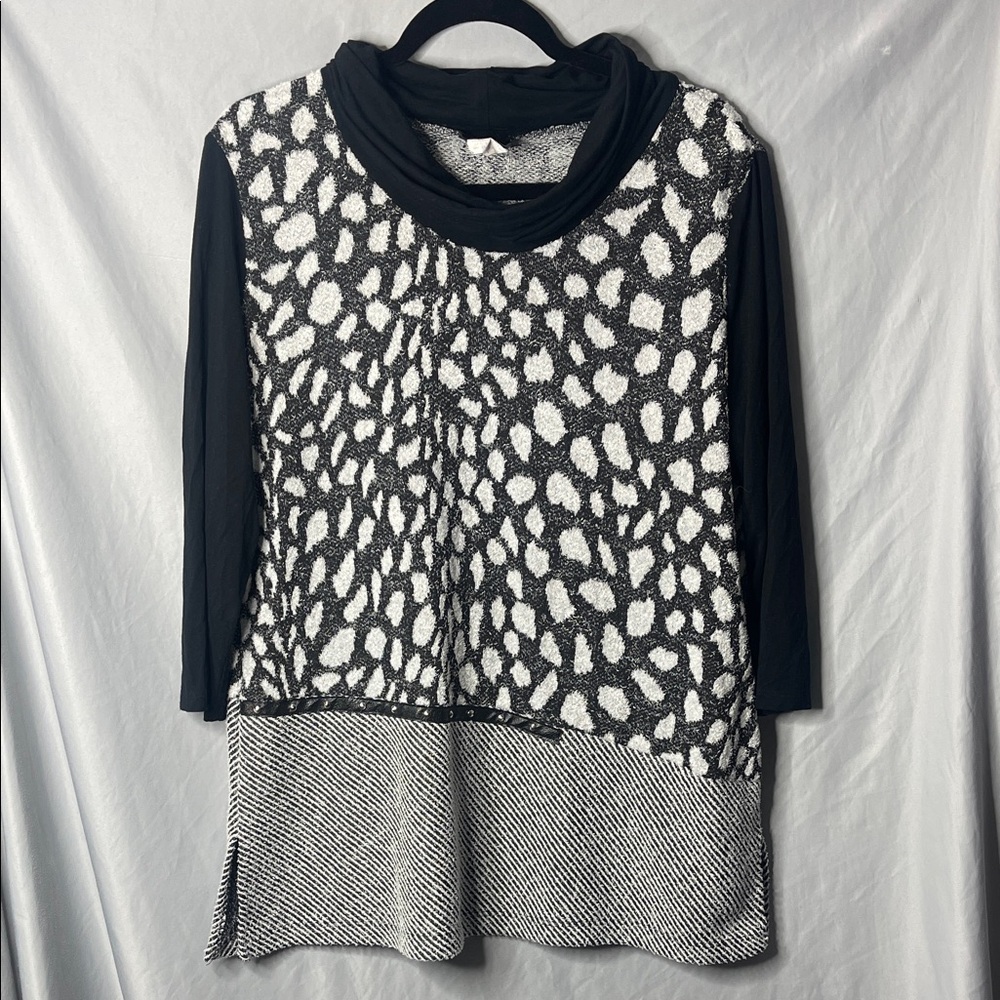 Black and White Patterned Women's Sweater